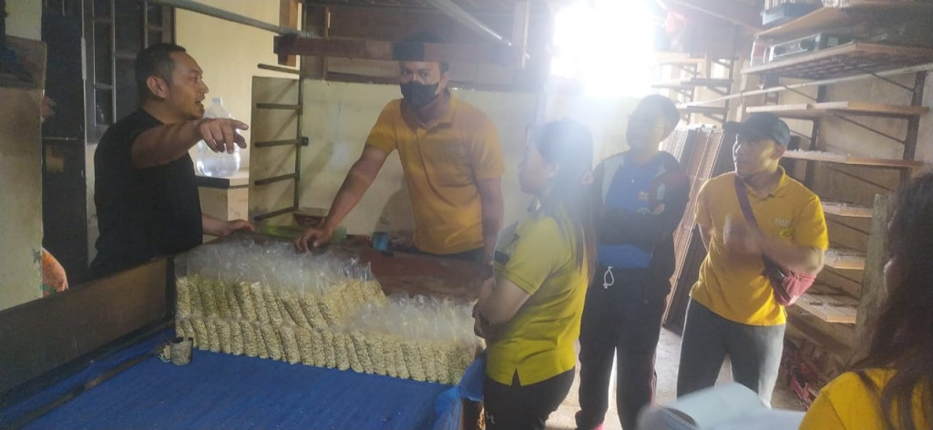 MONITORING DAMPAK PENCEMARAN LINGKUNGAAN BAGI PELAKU USAHA YANG MENGHASILKAN LIMBAH YANG DIBUANG KE ALIRAN SUNGAI OLEH TIM DLHK KABUPATEN BADUNG